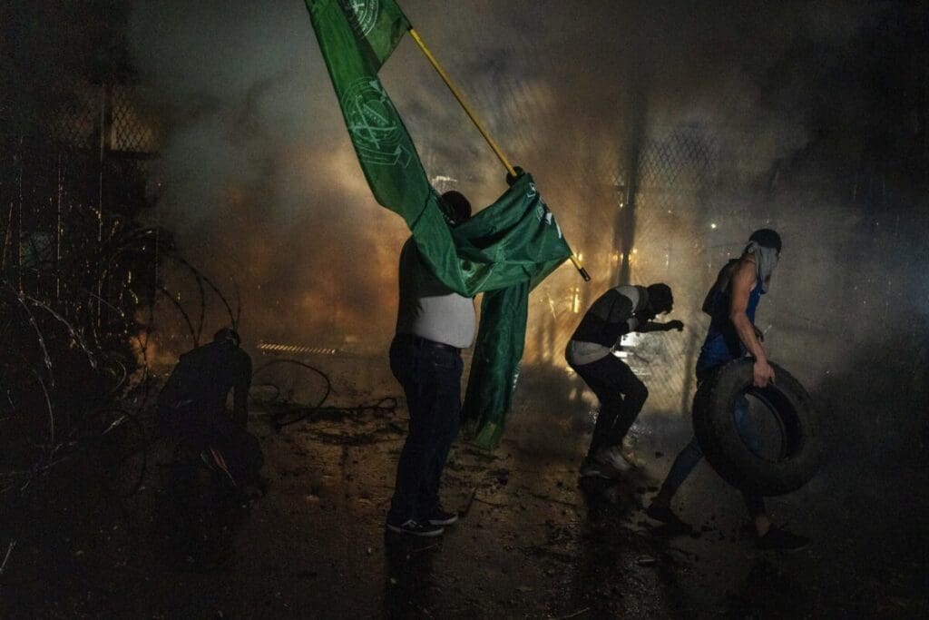 pro-hamas-demonstranten-umzingeln-us-botschaft-in-beirut,-nachdem-palaestinensische-beamte-israel-faelschlicherweise-fuer-den-bombenangriff-auf-ein-krankenhaus-verantwortlich-machen
