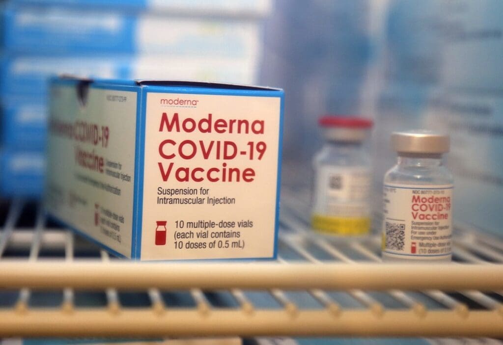 mehr-todesfaelle-in-der-impfgruppe-von-moderna-bei-mrna-zulassungsstudie-festgestellt