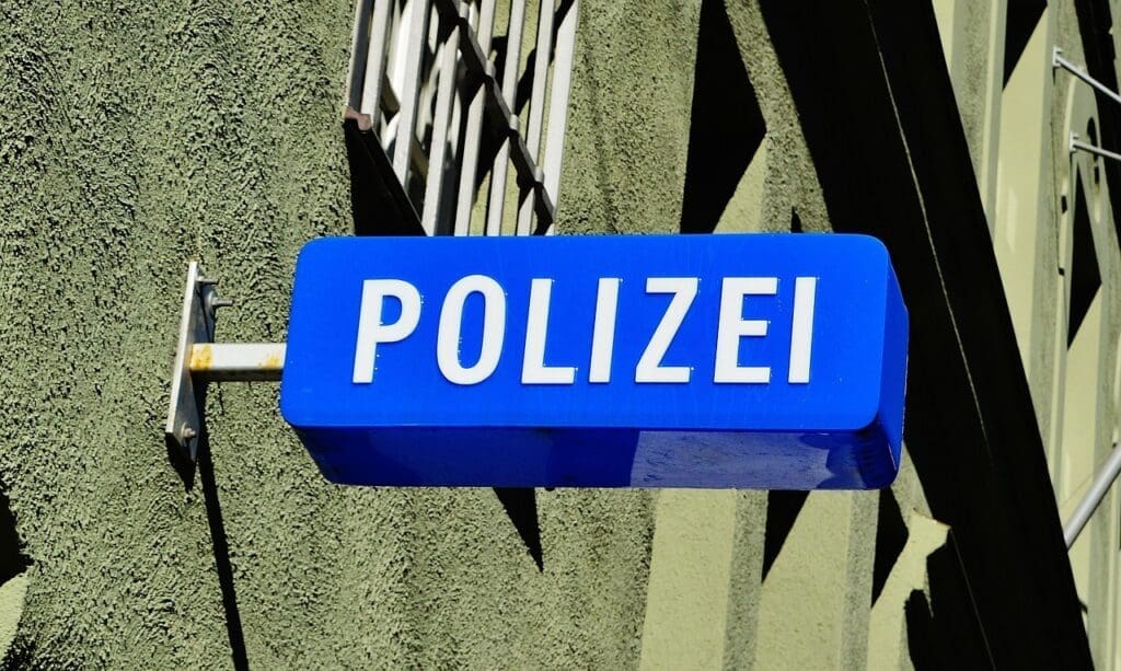 warum-sind-hausdurchsuchungen-in-deutschland-beliebt?-anwalt:-polizei-kann-jemanden-verpruegeln