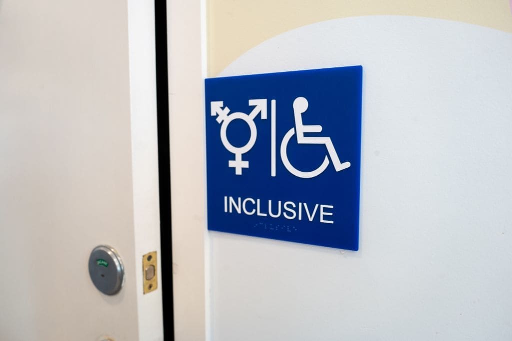 virginia-schueler-protestieren-mit-einem-schulstreik-gegen-die-transgender-toilettenrichtlinie
