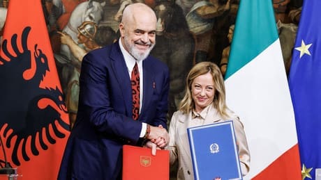 italien-und-albanien-unterzeichnen-vereinbarung-ueber-asyl