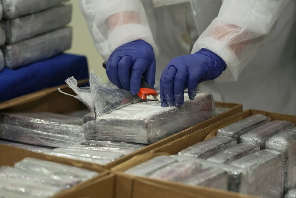 belgien-im-wettlauf,-beschlagnahmtes-kokain-zu-verbrennen,-bevor-banden-es-zurueckstehlen