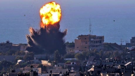 gaza:-israel-beginnt-erneuten-militaereinsatz-und-fuehrt-bombardierungen-durch