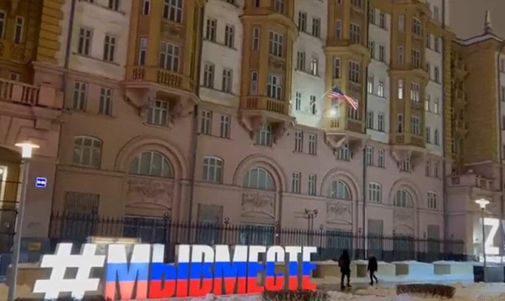 russische-pro-armee-symbole-vor-der-us-botschaft-in-moskau-platziert
