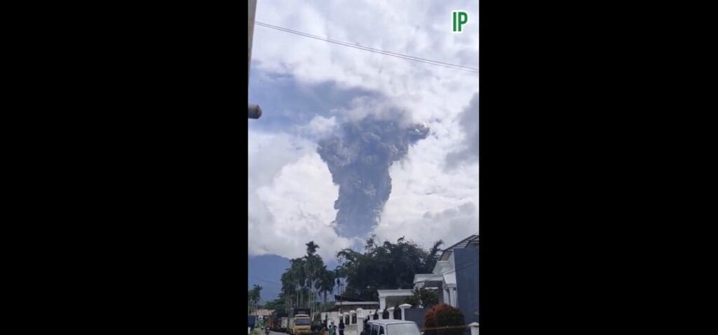 11-wanderer-tot-nach-ausbruch-des-vulkans-in-indonesien,-dutzende-werden-noch-vermisst