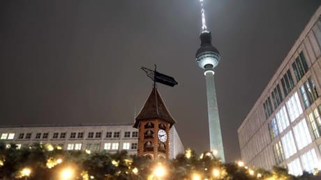 polizei-untersucht-feuer-auf-dem-weihnachtsmarkt-am-alexanderplatz-in-berlin