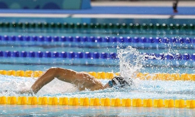 ein-erwachsener-transvestit-nahm-in-kanada-an-einem-maedchen-schwimmwettbewerb-teil