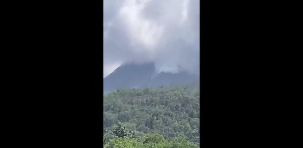 tausende-evakuiert-nach-ausbruch-eines-vulkans-in-indonesien