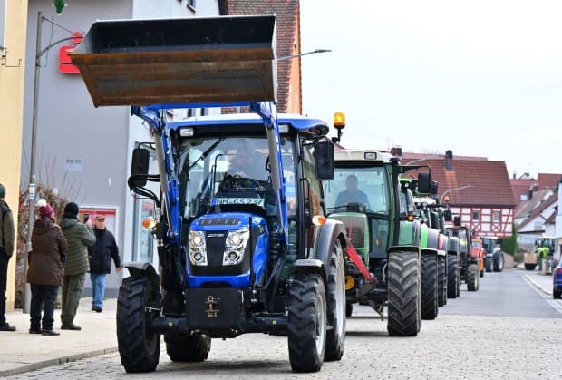 die-traktoren-fahren:-bauern-aus-10-laendern-bei-den-demonstrationen