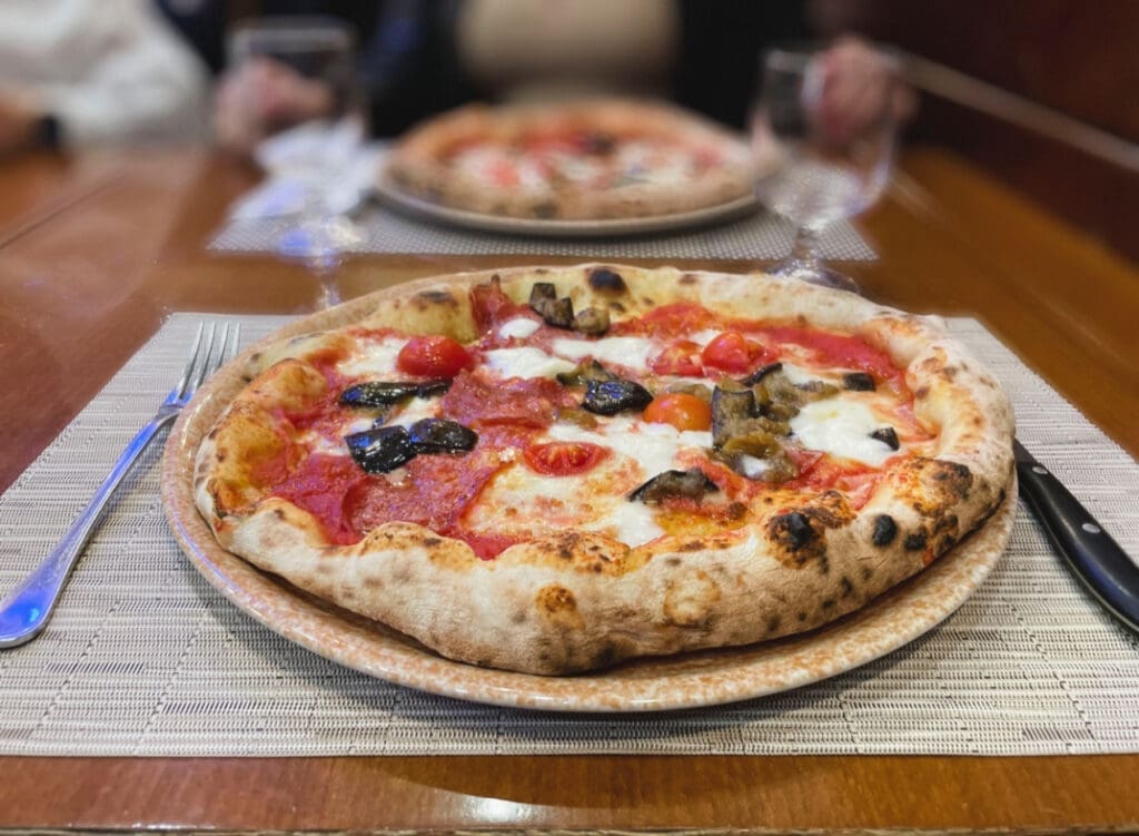 pizzeria-besitzerin-wirft-gaeste-raus-nach-veroeffentlichung-von-beleidigenden-kommentaren