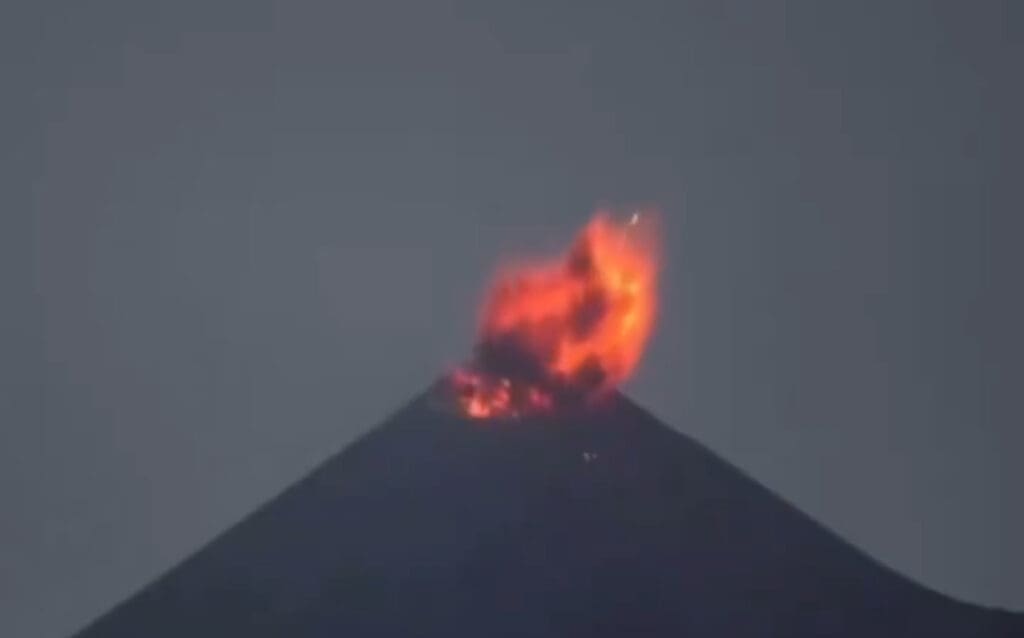 vulkan-bricht-auf-insel-im-suedwesten-japans-aus