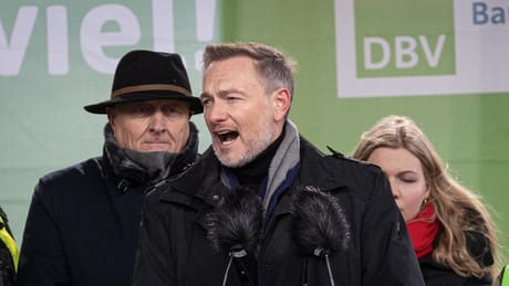lindner-and-the-farmers‘-protest:-courting-love-in-a-different-way