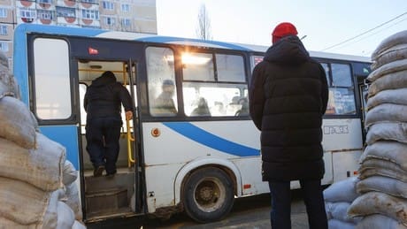 eine-drohne-aus-der-ukraine-attackiert-einen-bus-mit-zivilisten