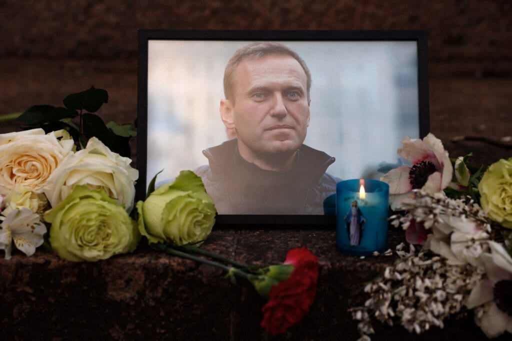 navalny-starb-an-„ploetzlichem-todes-syndrom“,-wie-seiner-mutter-mitgeteilt-wurde