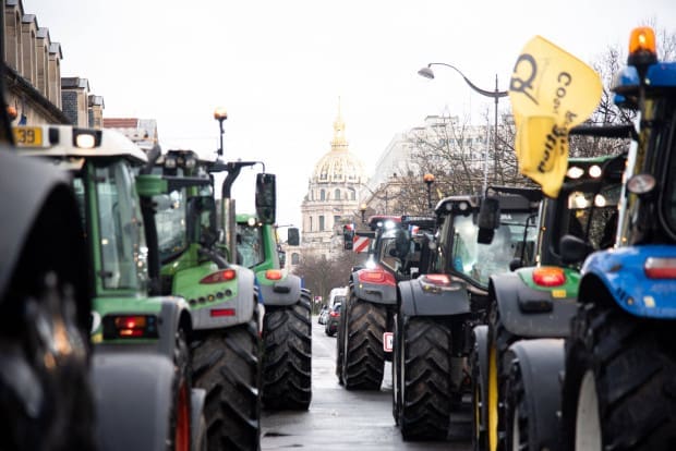 frankreich:-landwirte-protestieren-in-paris-und-dringen-in-agrarmesse-ein-vor-macron-besuch