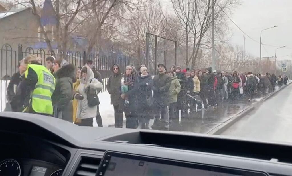 beerdigung-von-nawalny:-heute-trotzen-tausende-menschen-putins-polizei