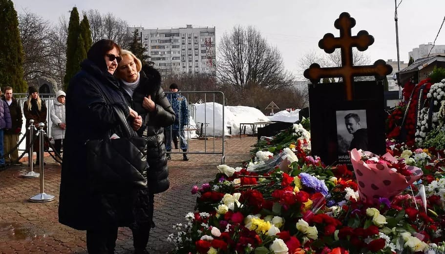 mutter-von-nawalny-besucht-das-grab-ihres-verstorbenen-sohnes,-des-kreml-kritikers
