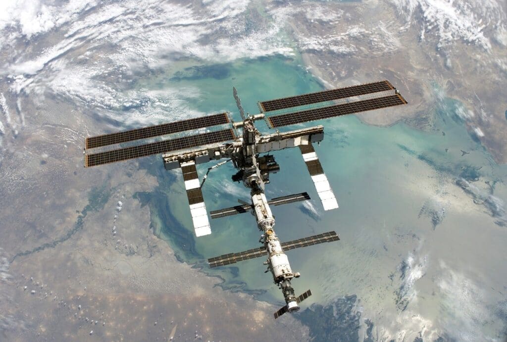 us-astronauten-und-russische-kosmonauten-auf-dem-weg-zur-internationalen-raumstation