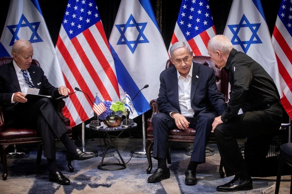 warum-netanyahu-lacht-auf-dem-weg-zur-bank