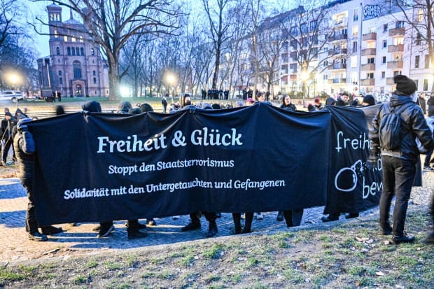 ueberwiegend-friedlich“:-berliner-polizei-bagatellisiert-demonstration-der-raf-sympathisanten