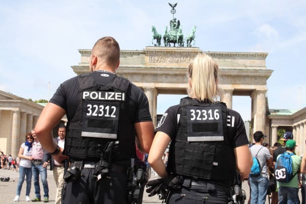 polizeichefin-berlin-untersagt-deutschen-flaggen-fuer-beamte-waehrend-der-em