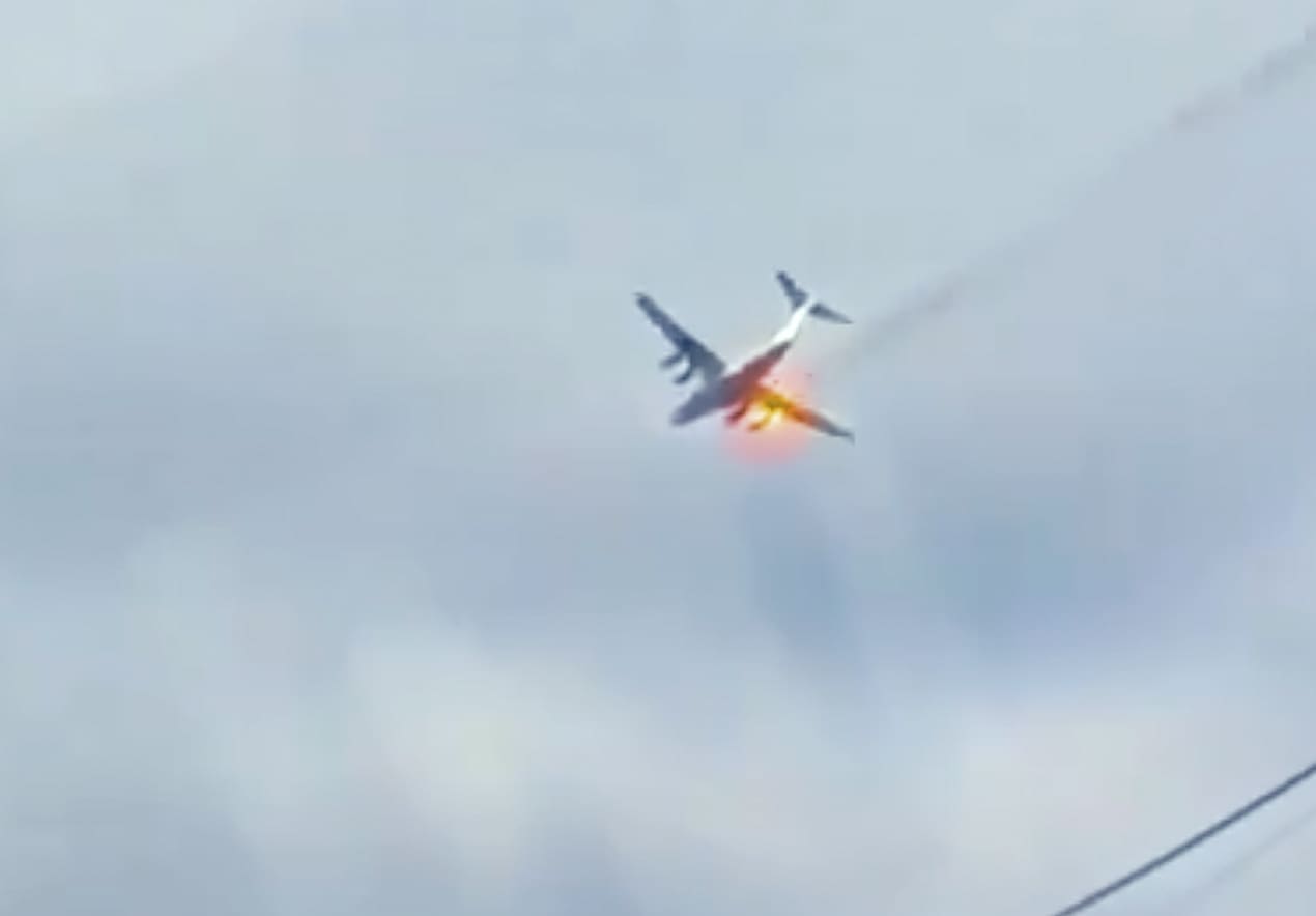 video-zeigt-zusammenstoss:-russisches-militaerflugzeug-stuerzt-ab